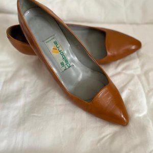 Golden brown leather pumps 6.5M